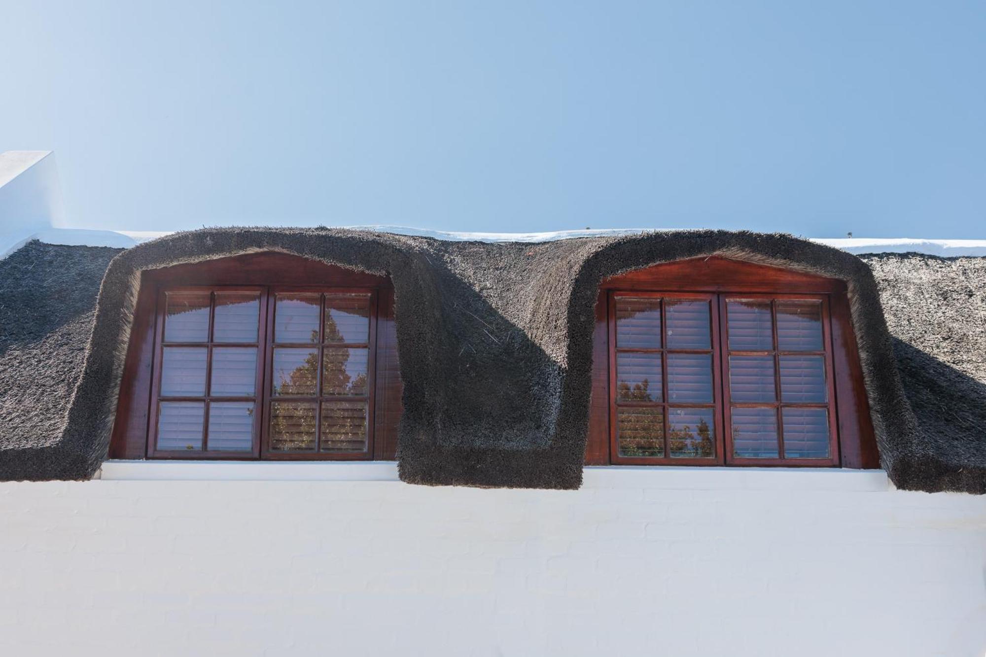 Die Rietdak - Reetdachhaus Mit Vier Schlafzimmern เคปทาวน์ ภายนอก รูปภาพ